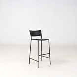 Begagnad barstol Jig från Massproductions i svart. Mått: Sitthöjd 74 cm, höjd 99 cm, sittbredd 40 cm och sittdjup 40 cm. 