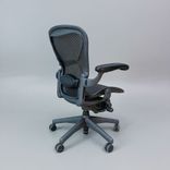Begagnad kontorsstol modell Areon B från Herman Miller i svart mesh. Mått: Sitthöjd justerbar från 40 till 55.2 cm