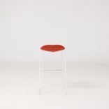 Begagnad barstol Duo från Offecct i orange. Mått: Höjd 80 cm, bredd 42 cm, djup 37 cm. 