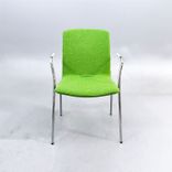 Begagnad konferensstol Day II från Gärsnäs i grönt tyg armstöd i ask, kromat stativ. Mått: Bredd 57 cm, Djup 56 cm, Höjd 83.5 cm, Sitthöjd 46 cm. 