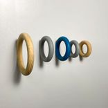 Begagnad klädhängare från HAY, modell Gym Hooks. Rund och ihålig i formen. I turkos färg. Mått Diameter 12,5 cm. 