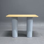 Begagnat barbord Cap från Karl Andersson & Söner. Avlång skiva i björk med räfflade pelarben i grått. Mått: Bredd 140 cm, djup 60 cm och höjd 110 cm.
