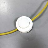 Begagnad golvlampa Silo från Zero i grönt med gul textilkabel. Mått: Diameter 15 cm, fot 25 cm, höjd 134 cm. 