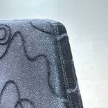 Begagnad stol med hjul Happy från Swedese i svart/blå tyg och kromat underrede. Mått: Höjd: 90 cm, bredd: 60 cm, djup: 58 cm. 