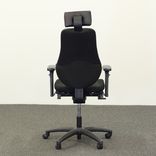 Begagnad kontorsstol Surf från Officeline i svart. Med arm och nackstöd. Mått: öjd justerbar från 110 cm till maxhöjd 123 cm. 