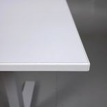 Begagnat höj- och sänkbart skrivbord med vit färgad bordsskiva och silvrigt stativ. Mått: Bredd 140 cm, djup 80 cm, justerbar höjd från 70 till 120 cm. 