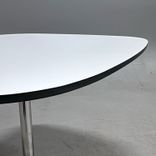 Begagnat cafébord Cooper från Lammhults i vitt med svart kant, ben i krom. Mått: bredd 80 cm, djup 70 cm, höjd 72 cm.