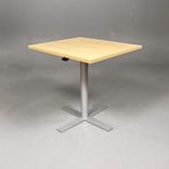 Begagnat höj- och sänkbart bord Ceasar från EKV i ask med silverfärgat stativ. Mått: bredd 70 cm, djup 60 cm, höjd 66 cm - 106 cm. 