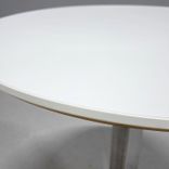 Begagnat cafébord från SA Möbler, modell Snitsa. Med en vit rund skiva och en kromad kryssfot. Höjd är 72 cm och diametern är 70 cm.