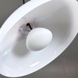 Begagnad taklampa Pao från HAY i vitt med blank skärm. Mått: Diameter 35 cm och höjd 14,5 cm. 