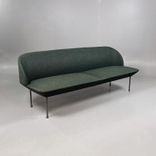 Begagnad soffa Oslo från Muuto. Klädsel i djupt mörkgrön tyg, ben i svart metall. Mått: bredd 200 cm, djup 73 cm och höjd 78 cm. 
