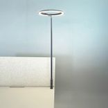 Begagnad bordslampa från Wästberg, modell W126. I grått. Mått diameter 40 cm och höjd 119 cm. 