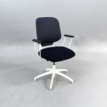 Begagnad konferensstol Invite från Savo med svart sits, mörkgrå rygg, vitt underrede och armstöd. Sitthöjd 41–52 cm. 