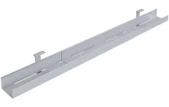 Silverfärgad kabelränna från Axessline, modell Expand Tray. Höjd 12 cm x Bredd 95-180 cm x Djup 11 cm.  