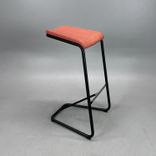 Begagnad barstol Add från Lammhults i rött/teracotta tyg och svart stativ. Mått: bredd 46 cm, djup 47 cm och höjd 78 cm. 