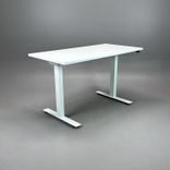 Begagnat höj och sänkbart skrivbord från Lotus Furniture i vitt. Mått: bredd 120 cm, djup 60 cm och justerbar höjd 70 - 120 cm. 