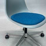 Begagnad stol med hjul Eames Plastic Side Chair PSCC från Vitra med grått plastskal, blå sittdyna, kromat underrede. Mått: Bredd 46,5 cm, djup 55 cm, höjd 76–88,5 cm. 
