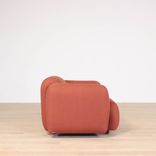 Begagnad fåtölj Swell från Normann Copenhagen, rostfärgad. Mått: Höjd: 67 cm, Sitthöjd: 40 cm, Sittbredd: 50 cm, Ryggbredd: 64 cm, Sittdjup: 62 cm. 