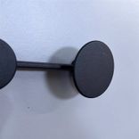 Begagnad klädhängare Afteroom Small från Audo Copenhagen. I svart metall. Mått bredd 18.5 cm, djup 4 cm och höjd 7.4 cm. 