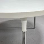 Begagnat runt cafébord från Materia, modell Silent Whisper i vit färg med kromben. Bordet har en diameter på 105 cm och höjd på 72 cm. Idealiskt för kontor eller kök.