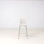 Begagnad ljusbeige barstol HAL RE från Vitra. Mått: Sitthöjd: 66 cm , Höjd: 101 cm , Sittbredd: 47 cm, Sittdjup: 39 cm. 