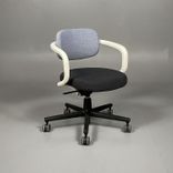 Begagnad kontorsgrupp med kontorsstol Allstar från Vitra i grått samt höj och sänkbart skrivbord från Lotus i vitt. Bredd 120 cm, djup 60 cm, justerbar höjd 70 - 120 cm. 