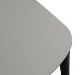 Begagnad matstol Belleville från Vitra. Tillverkad i formsprutad polyamid, färgad i svart och grön. Mått: höjd 84 cm, bredd 56 cm, djup 48 cm, sitthöjd 46 cm. 