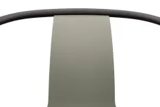 Begagnad matstol Belleville från Vitra. Tillverkad i formsprutad polyamid, färgad i svart och grön. Mått: höjd 84 cm, bredd 56 cm, djup 48 cm, sitthöjd 46 cm. 