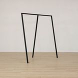 Begagnad klädhängare Loop från HAY i svart. Mått: höjd 150 cm, bredd 130 cm,  djup 65 cm. 