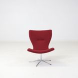 Begagnad fåtölj Gyro från Conform i rött. Mått: Höjd 88 cm, bredd 70 cm och djup 66 cm. 
