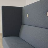 Begagnad soffa med hög rygg Mute från Mitab i blått tyg. Mått: Totalhöjd: 130 cm, Sitthöjd: 46 cm, Totalbredd: 223 cm. 