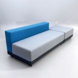 Begagnad modulsoffa Courage från Mitab. Klädsel i blå och ljusgrått med svarta ben. Mått: bredd 255 cm, djup 85 cm och höjd 70 cm och sitthöjd 43 cm. 