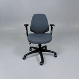 Begagnad kontorsstol Active 222 från RH i grått tyg med svart rygg och armstöd. Mått: Sitthöjd 44–58 cm. 