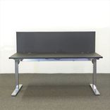 Begagnad bordsskärm, rektangulär i mörkgrått. Mått: längd 80 cm, höjd 60 centimeter. Denna produkt erbjuder visuell avskildhet samt ljudabsorption, perfekt anpassad för kontorsmiljö.