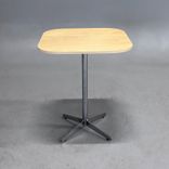 Begagnat cafébord Feather Table från Edsbyn med bordsskiva i ask och stativ i krom. Mått: bredd 60 cm, djup 60 cm, höjd 72.5 cm. 