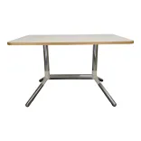 Begagnat Konferensbord från Materia modell Obi, med vit bordsskiva och kromade ben. Mått höjd 72 cm, bredd 120 cm, djup 70 cm. 