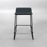 Begagnad svart barpall från Viccarbe modell Last Minute med minimalistisk design. Mått: Bredd 44 cm, Djup 43 cm, Höjd 64 cm, Sitthöjd 62 cm.