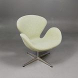 Begagnad fåtölj Svanen från Fritz Hansen i ljusgrönt tyg. Mått: bredd 74 cm, djup 68 cm och höjd 77 cm. 