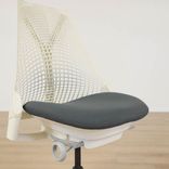 Begagnad kontorsstol Sayl från Herman Miller i vit/grå färg. Mått: Sitthöjd: ca 43-57 cm, Sittbredd: 49 cm, Sittdjup: 46 cm. 