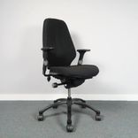 Begagnad kontorsstol Logic 400 från RH i svart tyg. Mått: sitthöjd 41–53 cm. 