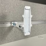 Begagnad vit monitorarm 'Vesa Slider' från Forming Function med skärmfäste. Designad för ergonomi med justerbar höjd och vinkel. Passar perfekt till både hemmakontor och professionella miljöer.