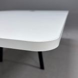 Begagnat projektbord Collaborate från EFG. Med vit skiva med svarta ben och är utrustat med två powerboxar. Mått: Bredd 240 cm, Djup 140 cm, Höjd 90 cm. 