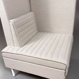 Begagnad fåtölj med hög rygg Smallroom från Offecct i beige tyg och vita ben. Mått: Bredd 71 cm x Djup 73 cm x Höjd 134 cm. 