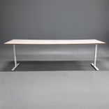 Begagnat konferensbord Links från Morgana i beige med plywoodkant, vita ben och  kabellucka. Mått: bredd 300 cm, djup 100 cm, höjd 74 cm.