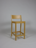 Begagnad barstol Akustik från Gärsnäs i Björk. Mått: Bredd 43,4 cm x Djup 48,1 cm x Höjd 88 cm, Sitthöjd 65 cm. 