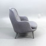 Begagnad fåtölj Fri JH5 från Fritz Hansen klädd i ljusgrå färg med grålackerade ben. Mått: bredd 80 cm, djup 88 cm, Höjd 90.5 cm, Sitthöjd 43 cm. 