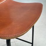 Begagnad barstol Hammock från David Design med brun skinnsits, svart underrede. Mått: Bredd 44,5 cm, djup 48,5 cm, höjd 85,5 cm, sitthöjd 65 cm. 