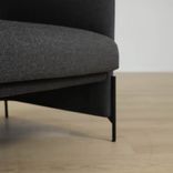 Begagnad fåtölj med hög rygg från Arflex. I mörkt grått tyg. Mått: bredd 81 cm, djup 74 cm, sittdjup 59 cm. Ryggen ger ökad komfort och privatliv. 
