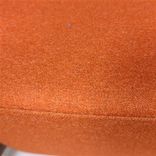 Begagnad fåtölj med hög rygg Podseat från Martela i brun/orange färg med vitt bord. Mått: Bredd 70 cm x Djup 65 cm x Höjd 126 cm. 