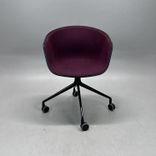 Begagnad stol med hjul AAC24 Front Upholstery från HAY i lila tyg med svart skal. Mått: bredd 59 cm, djup 52 cm, höjd 79 cm, sitthöjd 46 cm. 
